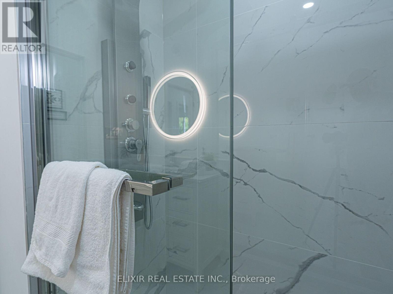 63 Champlain Avenue, Hamilton, ON - Indoor Photo Showing Bathroom