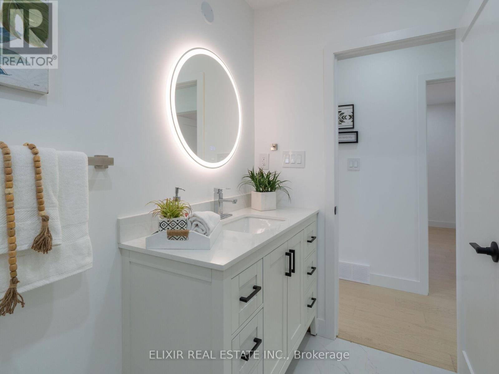 63 Champlain Avenue, Hamilton, ON - Indoor Photo Showing Bathroom