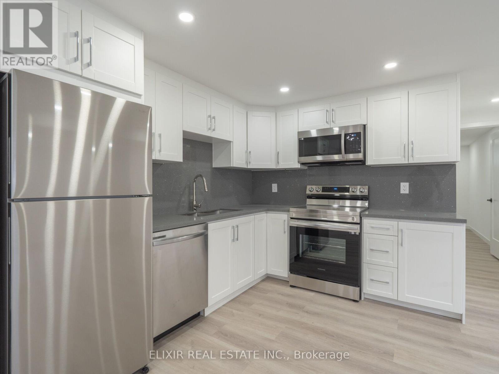 63 Champlain Avenue, Hamilton, ON - Indoor Photo Showing Kitchen With Upgraded Kitchen