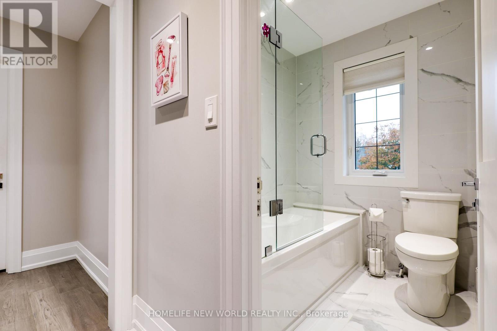 3 Burton Grove, King, ON - Indoor Photo Showing Bathroom