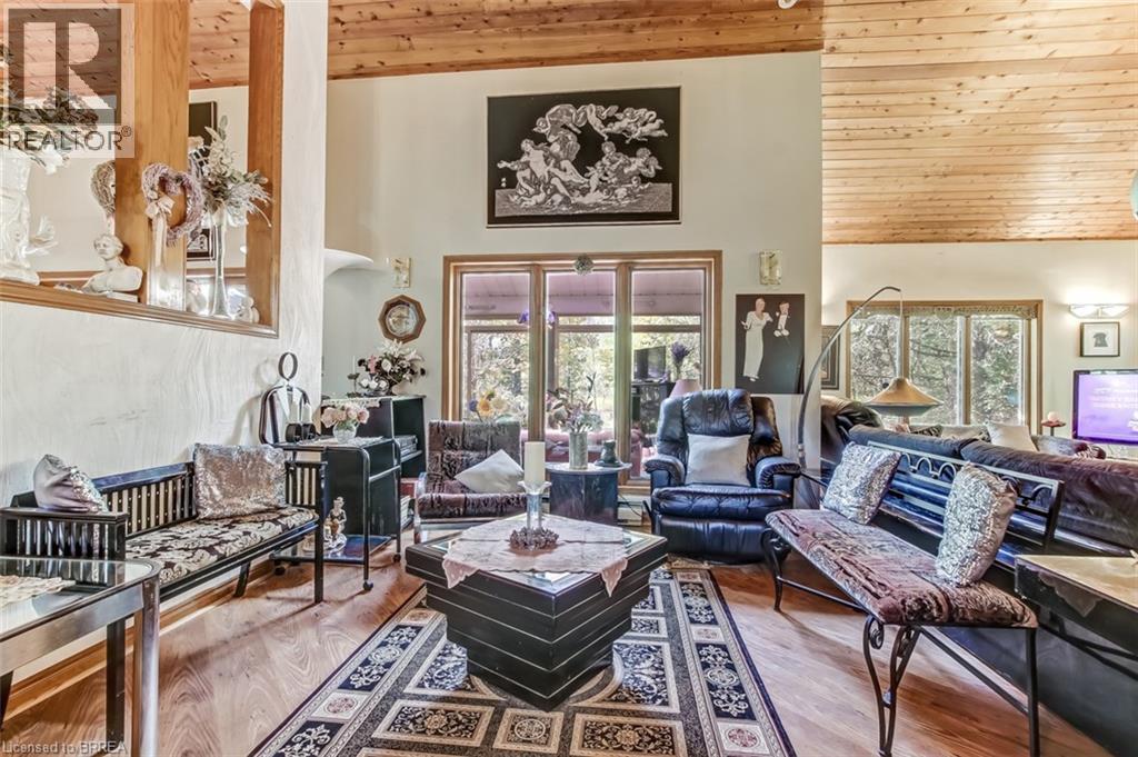 999 5 Concession W, Flamborough, ON - Indoor Photo Showing Living Room