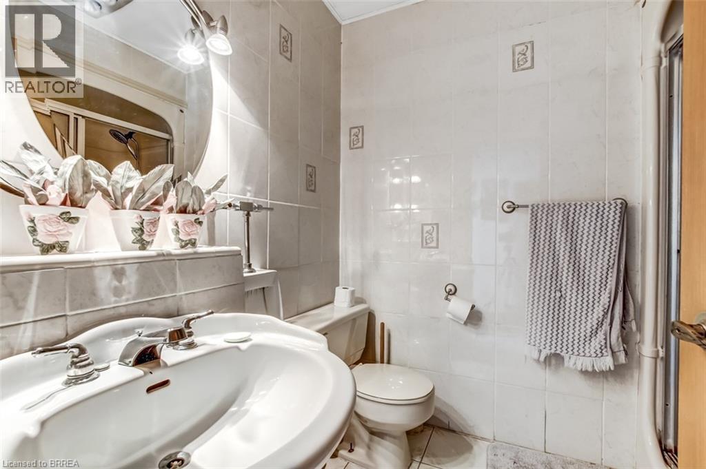 999 5 Concession W, Flamborough, ON - Indoor Photo Showing Bathroom