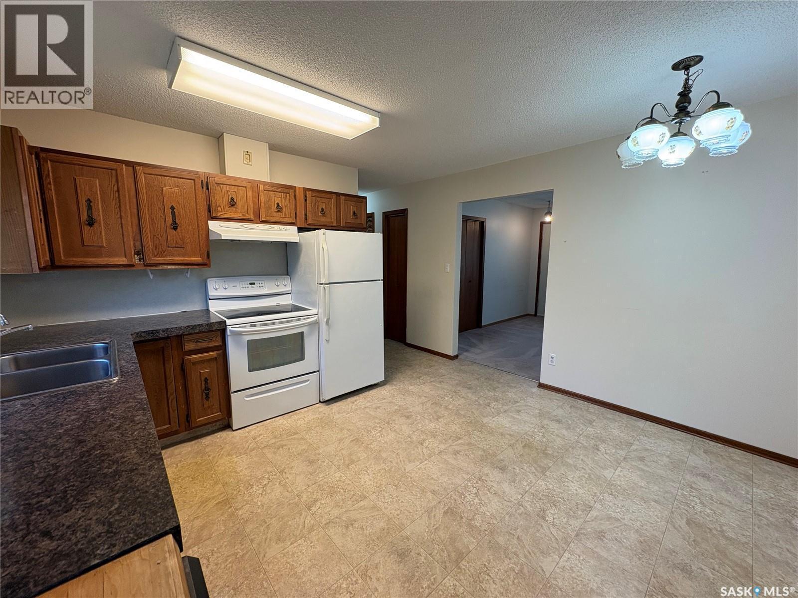 86 1St Street Sw, Wadena, SK - Indoor Photo Showing Kitchen With Double Sink