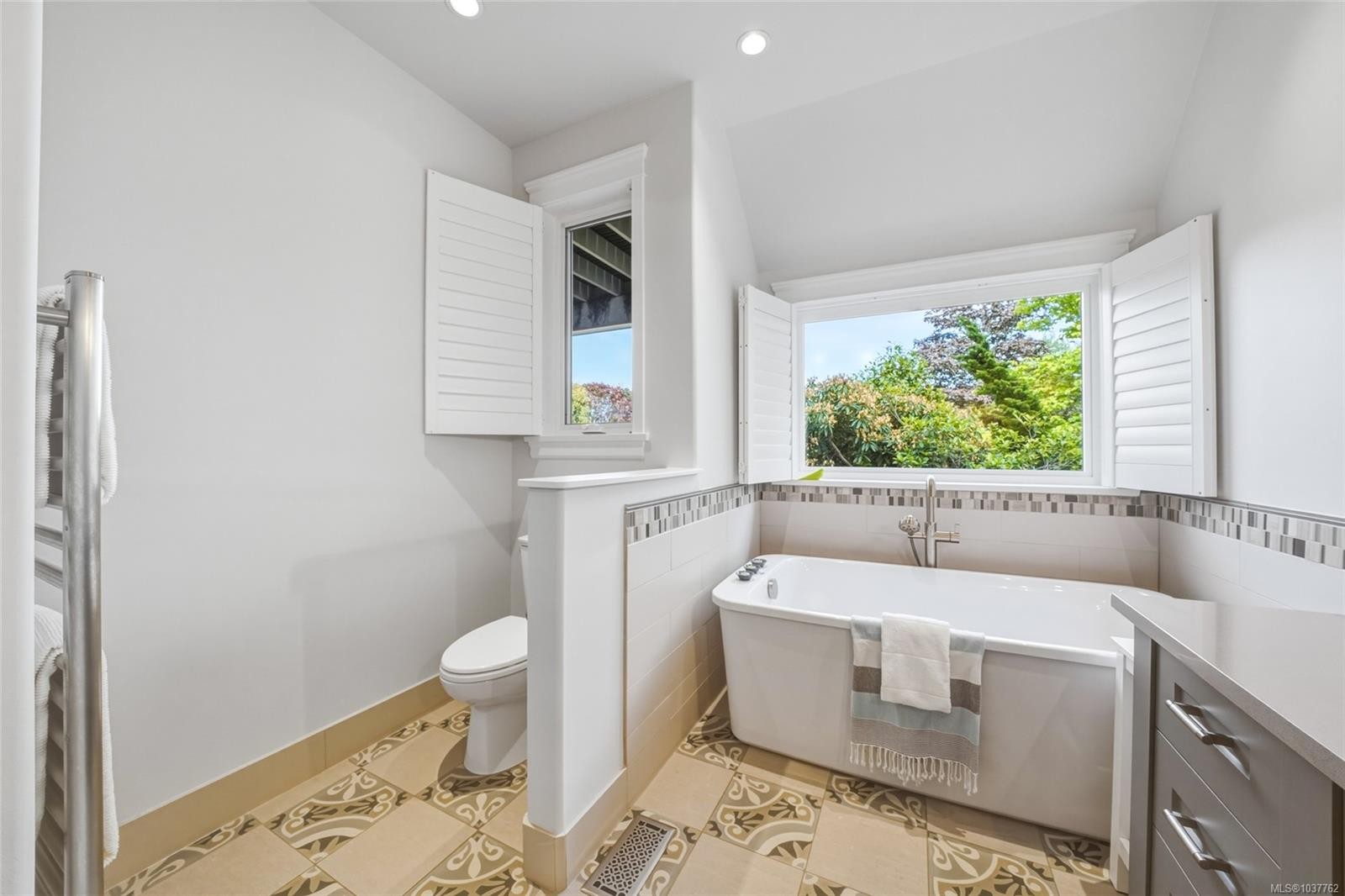 6429 Bryn Rd, Central Saanich, BC