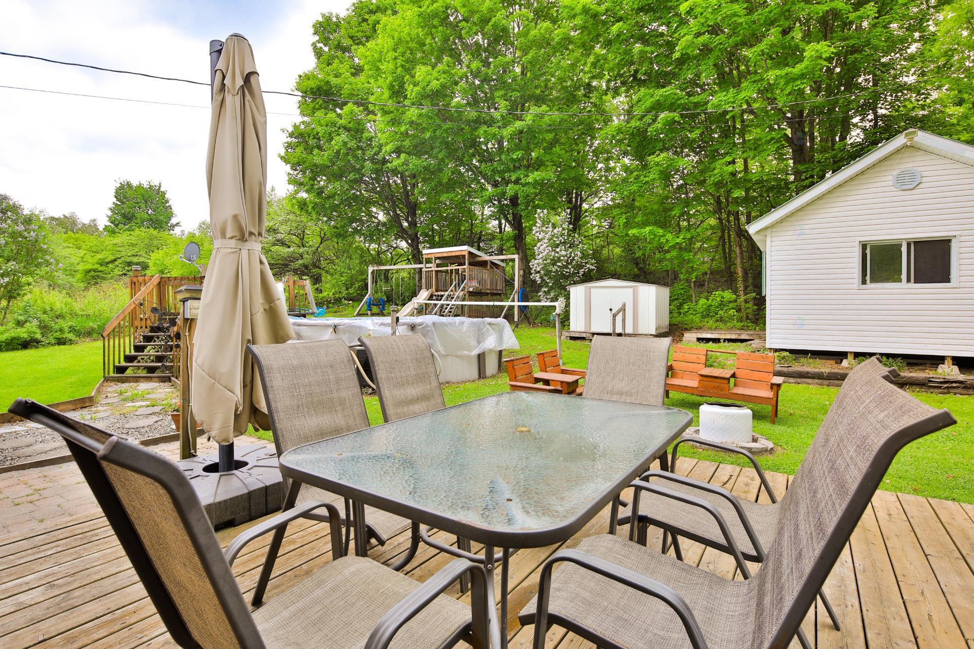 Courtyard - 1138 Ch. Hallé E., Brigham, QC - Outdoor With Deck Patio Veranda