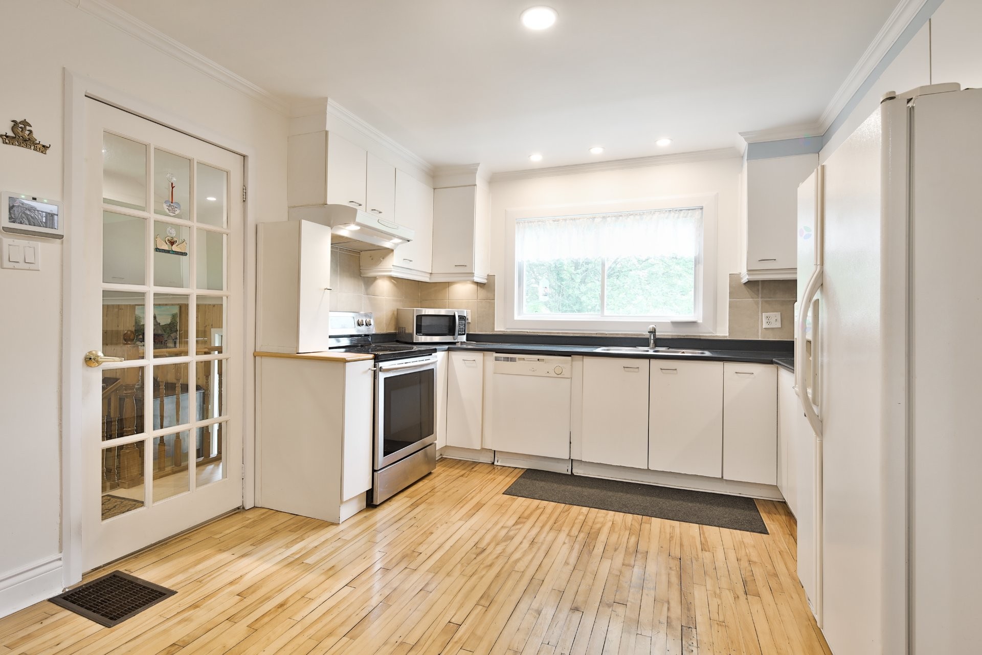 Kitchen - 1138 Ch. Hallé E., Brigham, QC - Indoor Photo Showing Kitchen With Double Sink