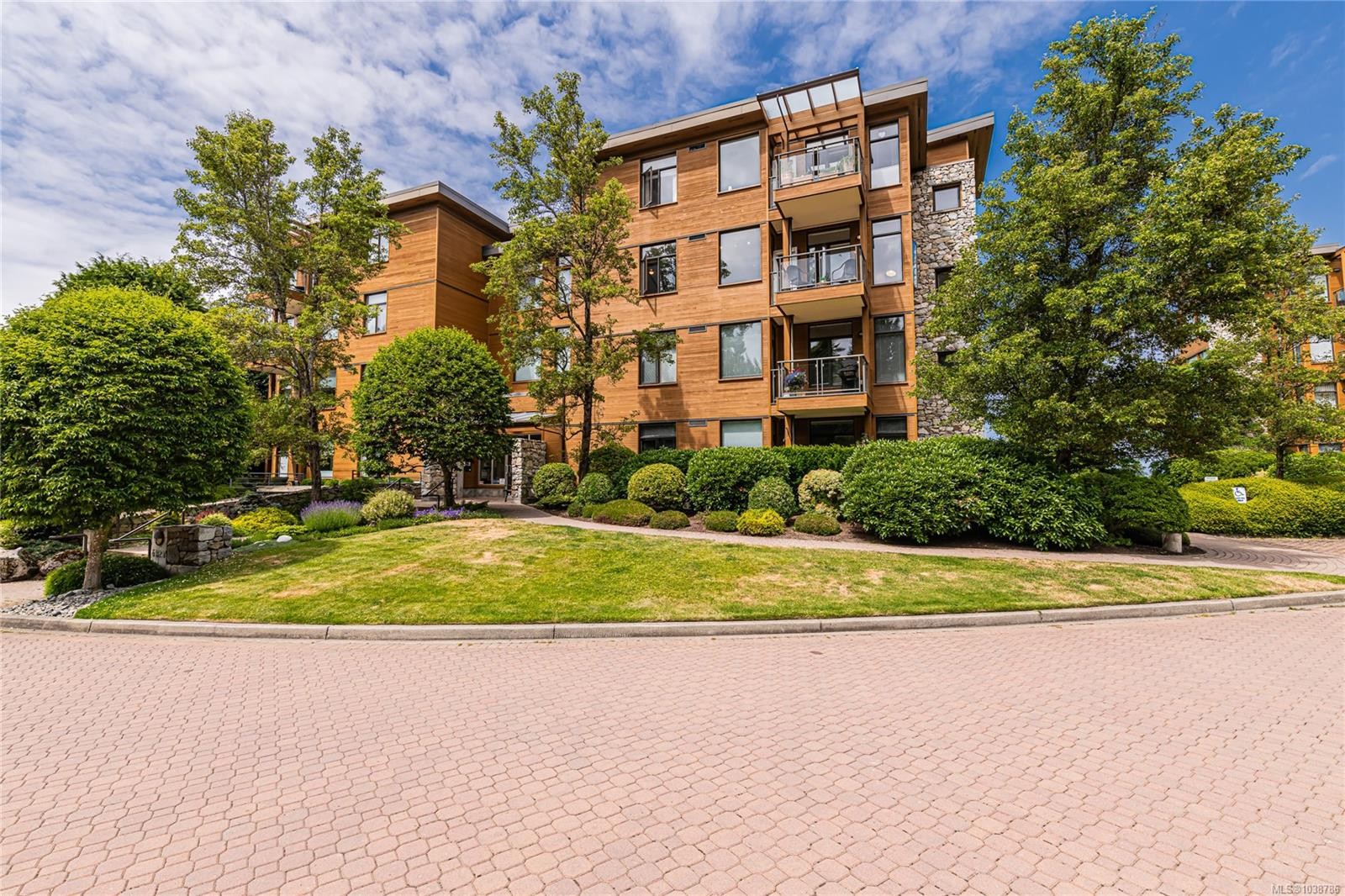 #403-5327 Cordova Bay Rd, Saanich, BC - Outdoor