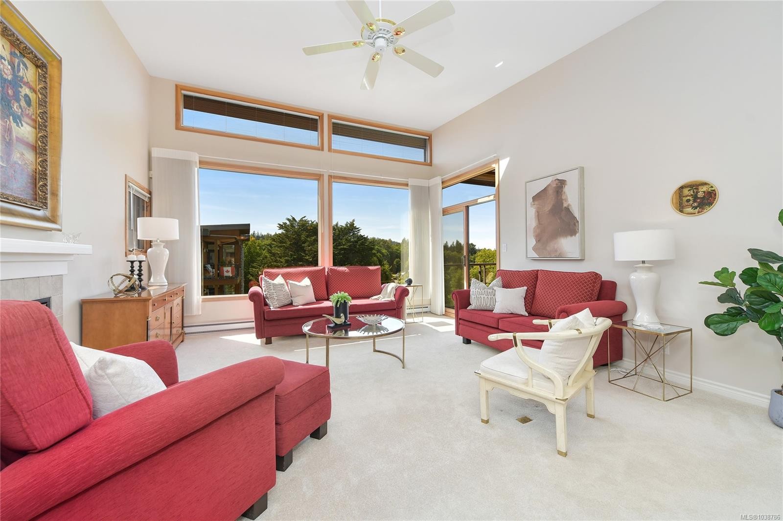 #403-5327 Cordova Bay Rd, Saanich, BC - Indoor Photo Showing Living Room
