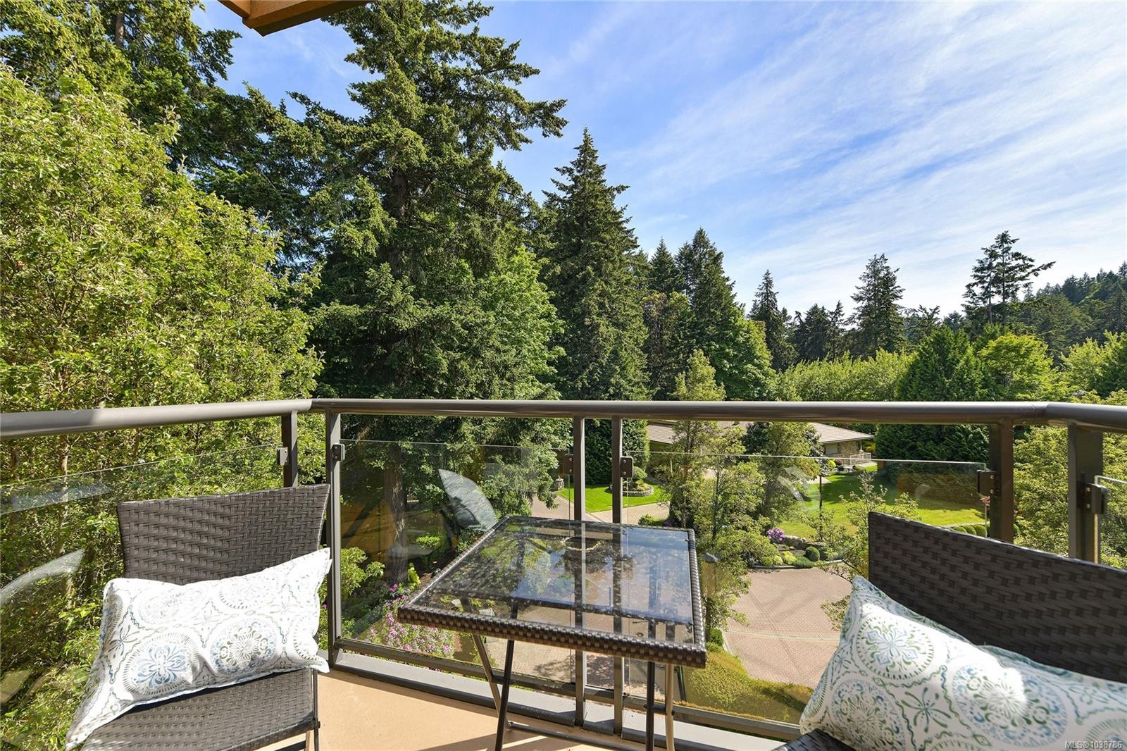 #403-5327 Cordova Bay Rd, Saanich, BC - Outdoor