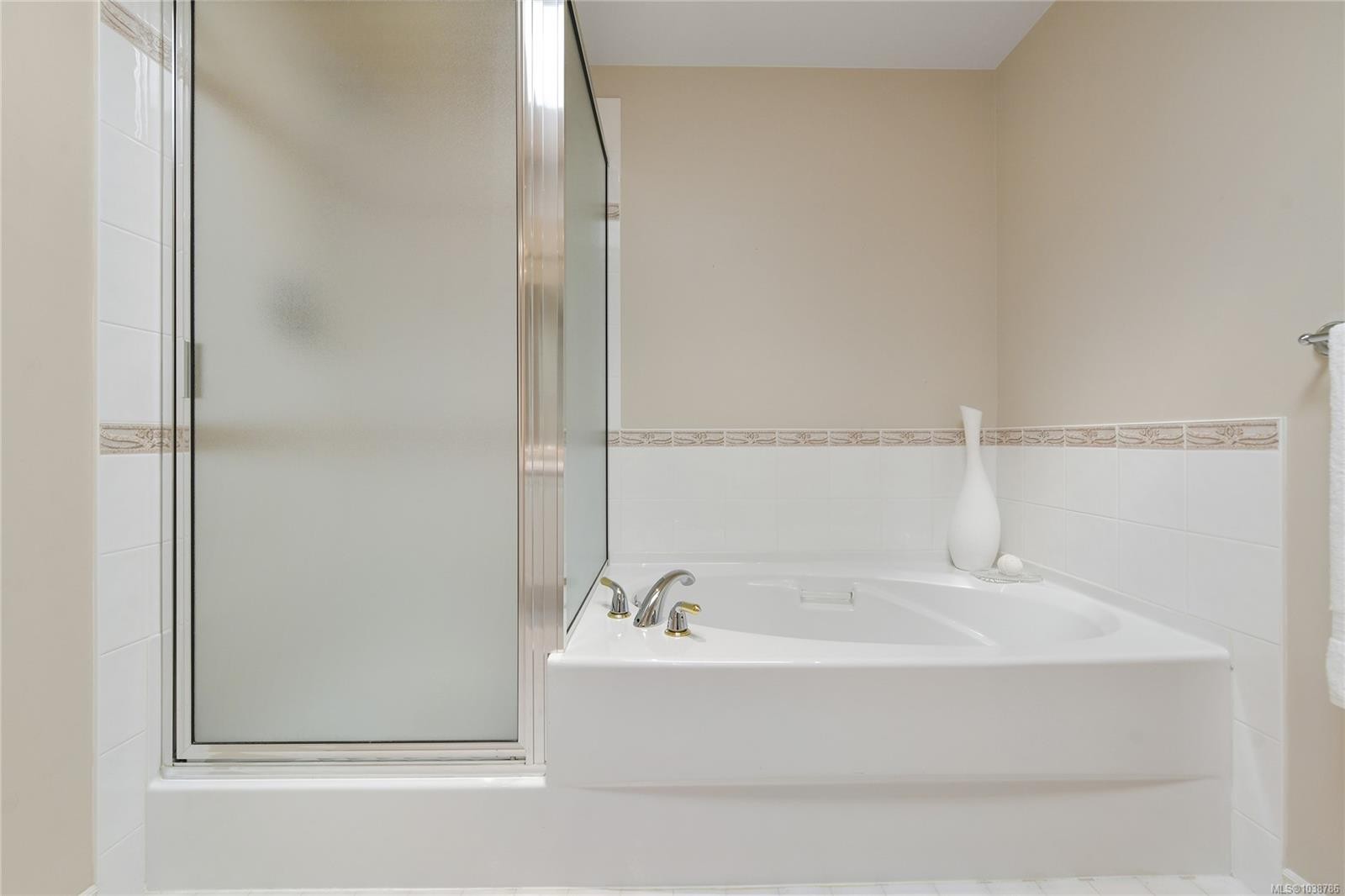 #403-5327 Cordova Bay Rd, Saanich, BC - Indoor Photo Showing Bathroom