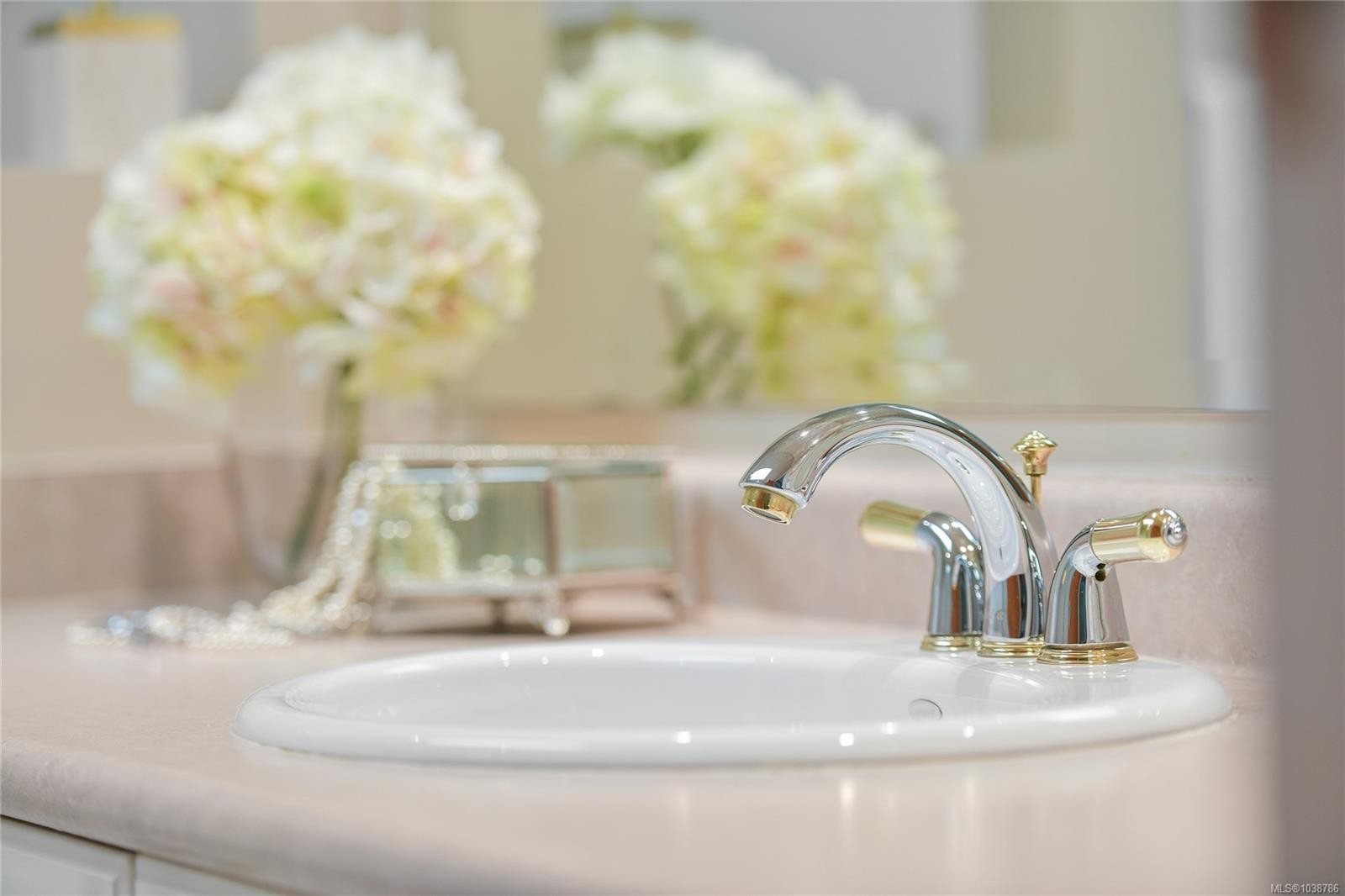 #403-5327 Cordova Bay Rd, Saanich, BC - Indoor Photo Showing Bathroom