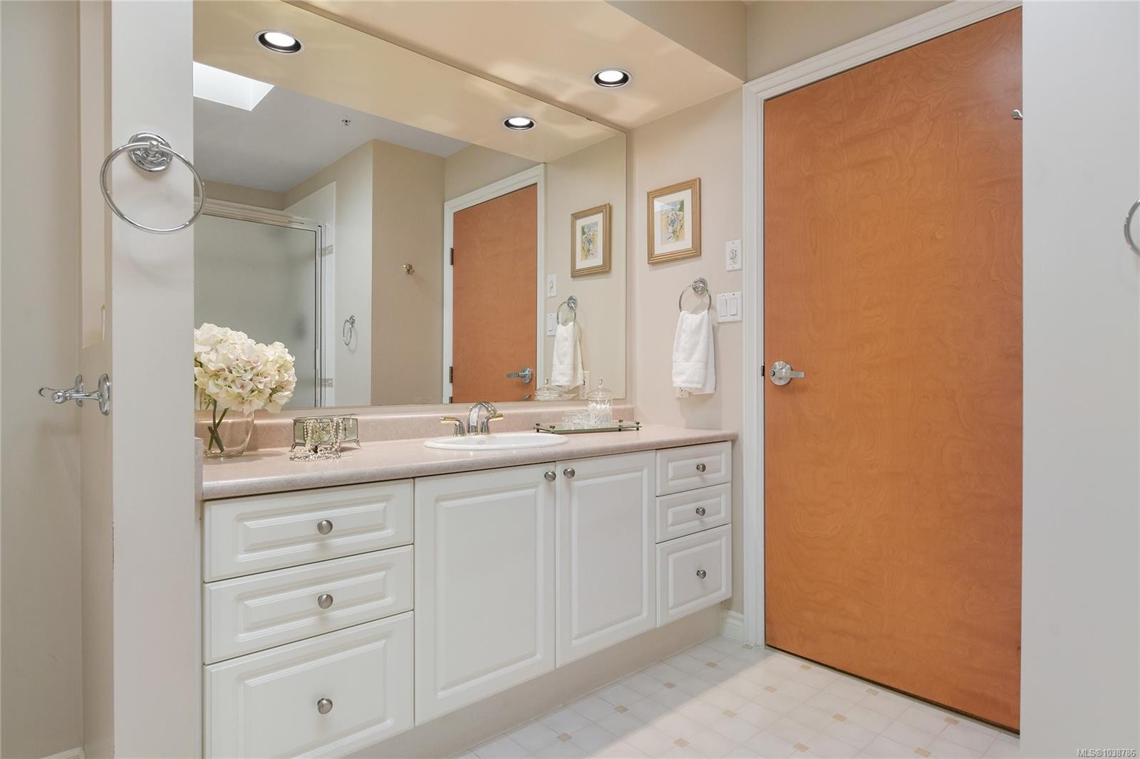 #403-5327 Cordova Bay Rd, Saanich, BC - Indoor Photo Showing Bathroom