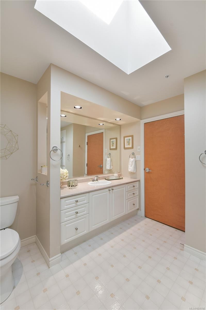 #403-5327 Cordova Bay Rd, Saanich, BC - Indoor Photo Showing Bathroom