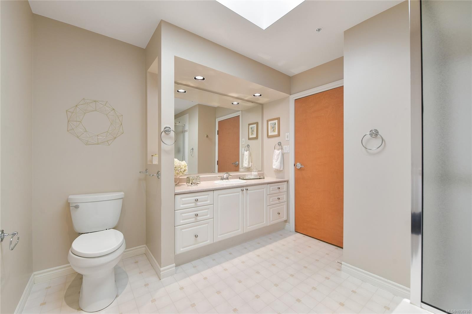 #403-5327 Cordova Bay Rd, Saanich, BC - Indoor Photo Showing Bathroom