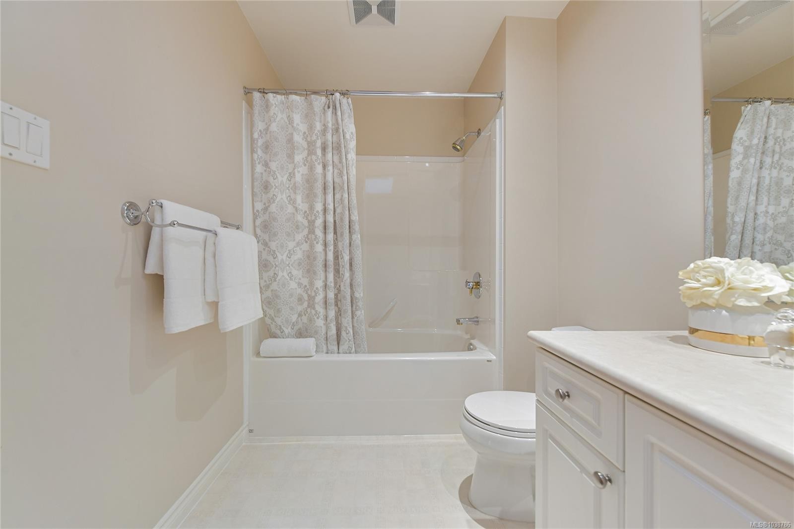 #403-5327 Cordova Bay Rd, Saanich, BC - Indoor Photo Showing Bathroom