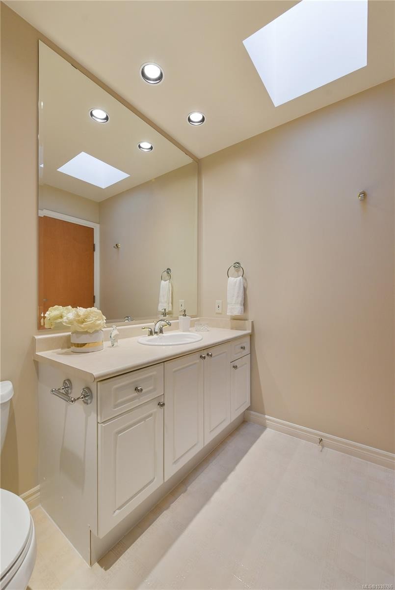 #403-5327 Cordova Bay Rd, Saanich, BC - Indoor Photo Showing Bathroom