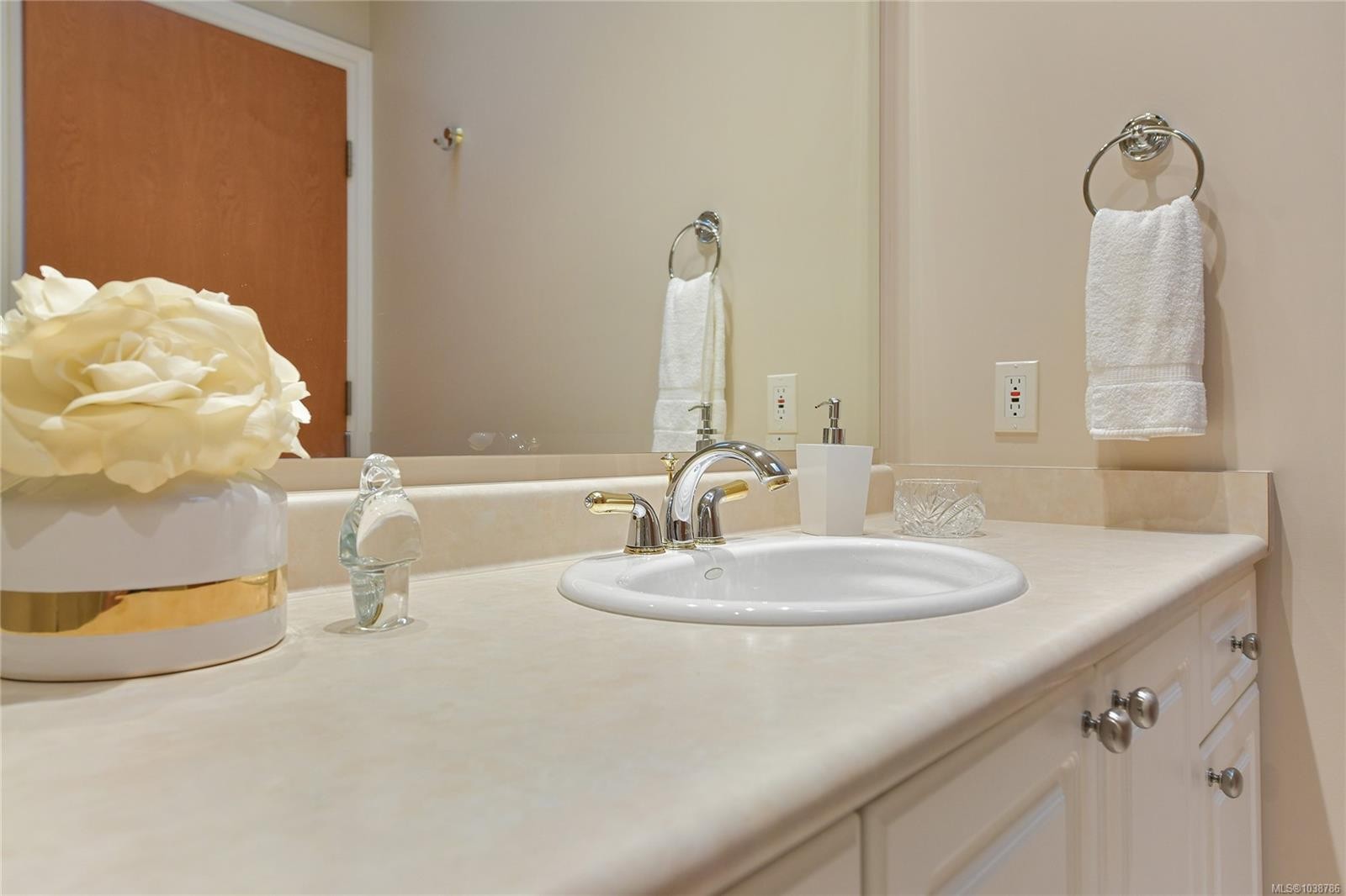#403-5327 Cordova Bay Rd, Saanich, BC - Indoor Photo Showing Bathroom