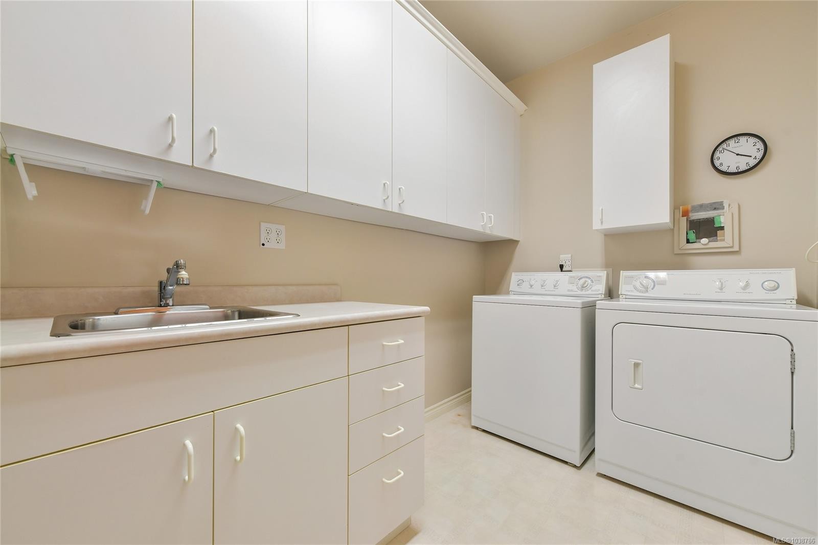 #403-5327 Cordova Bay Rd, Saanich, BC - Indoor Photo Showing Laundry Room