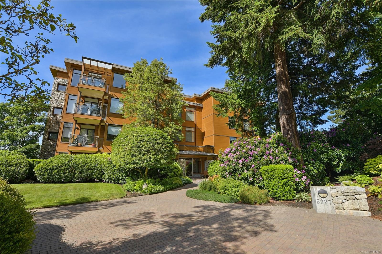 #403-5327 Cordova Bay Rd, Saanich, BC - Outdoor