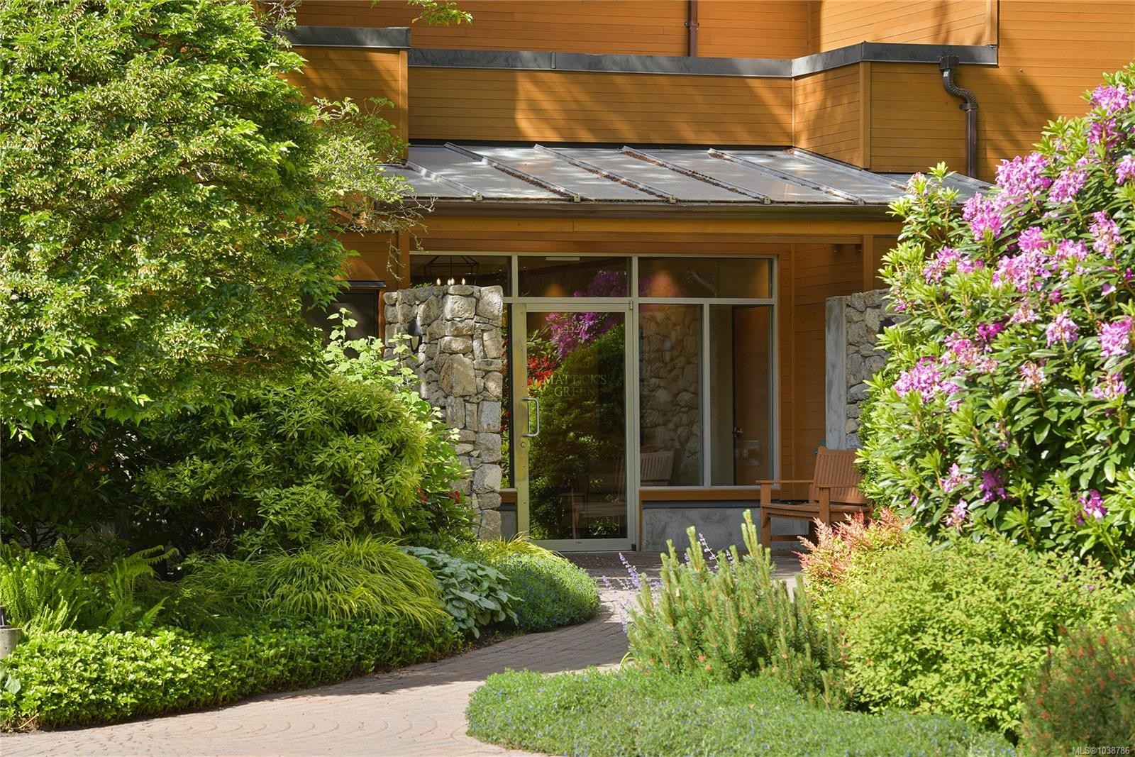 #403-5327 Cordova Bay Rd, Saanich, BC - Outdoor