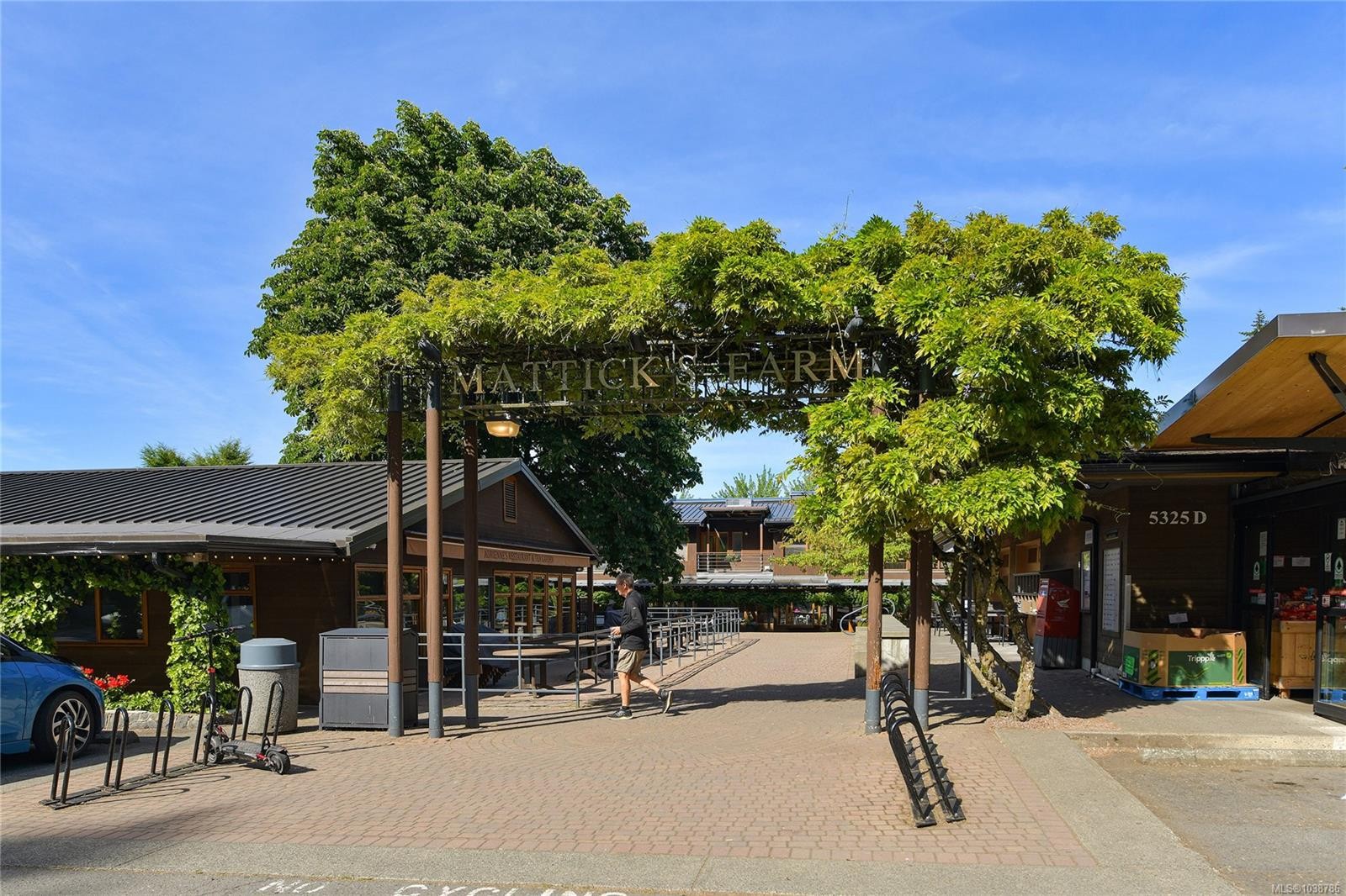 #403-5327 Cordova Bay Rd, Saanich, BC - Outdoor