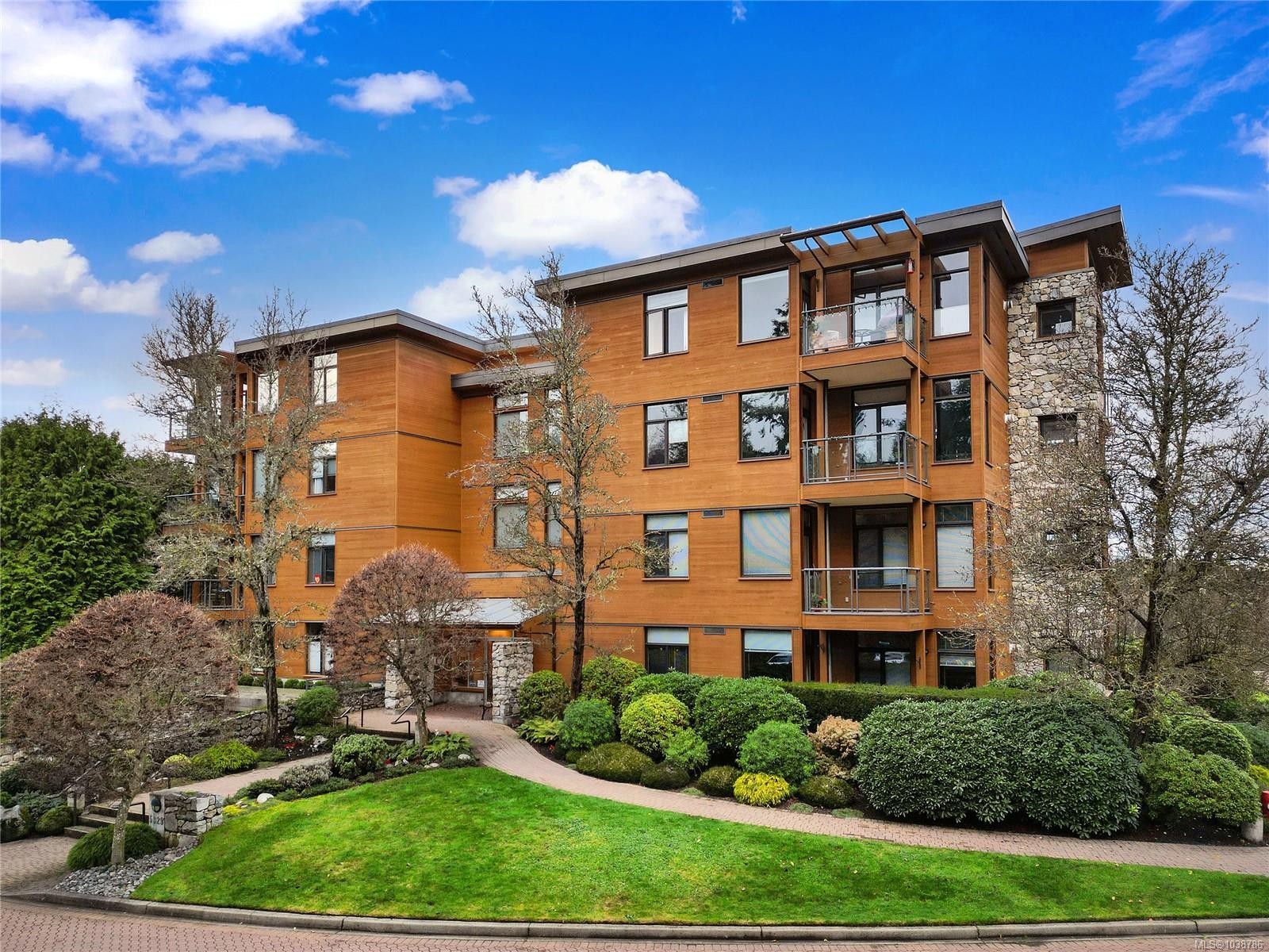 #403-5327 Cordova Bay Rd, Saanich, BC - Outdoor