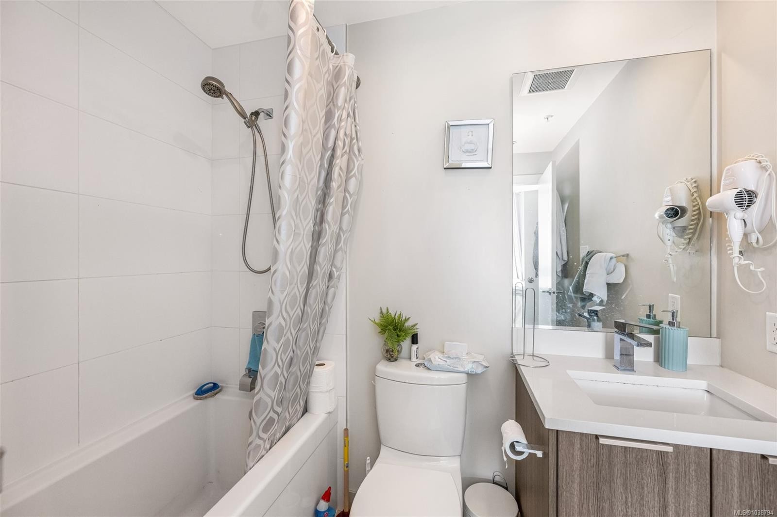 #1103-728 Yates St, Victoria, BC - Indoor Photo Showing Bathroom