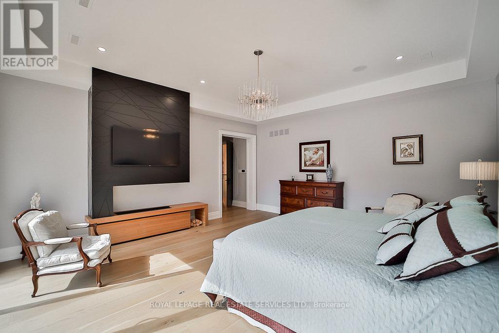 1301 Twin Oaks Dell, Mississauga, ON - Indoor Photo Showing Bedroom