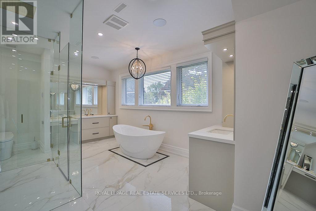 1301 Twin Oaks Dell, Mississauga, ON - Indoor Photo Showing Bathroom