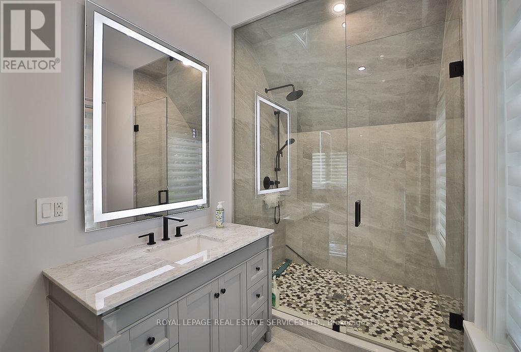 1301 Twin Oaks Dell, Mississauga, ON - Indoor Photo Showing Bathroom