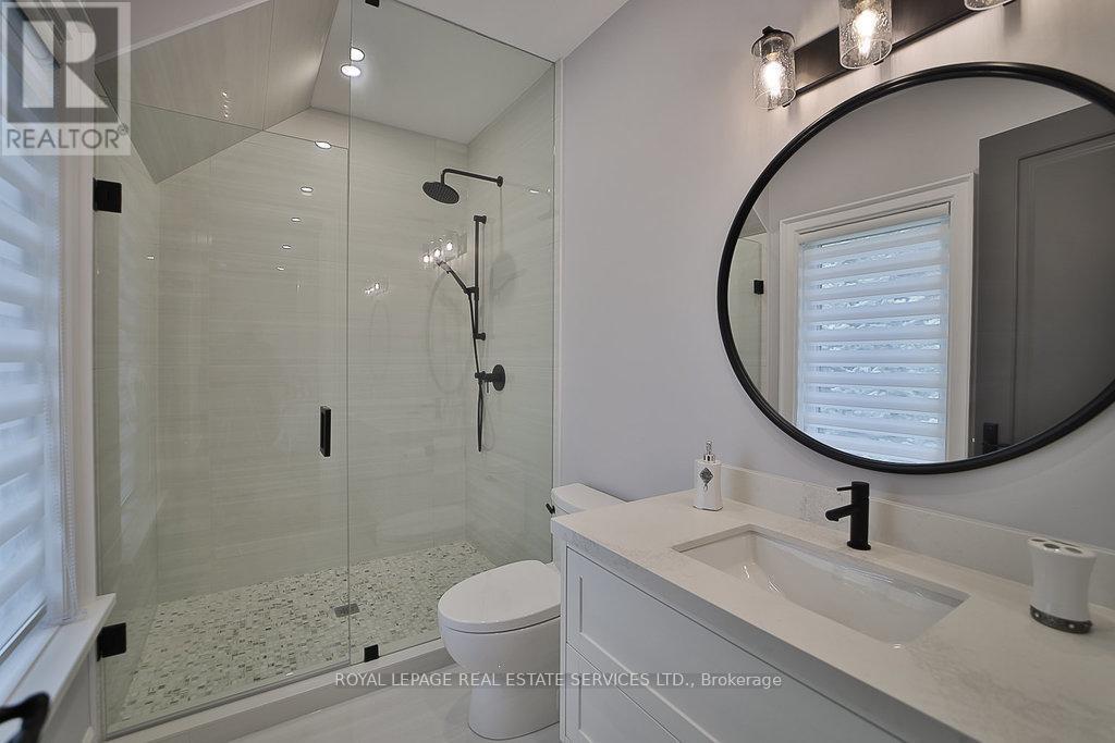 1301 Twin Oaks Dell, Mississauga, ON - Indoor Photo Showing Bathroom