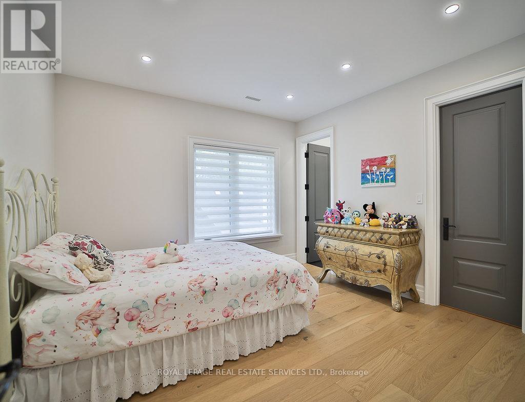 1301 Twin Oaks Dell, Mississauga, ON - Indoor Photo Showing Bedroom