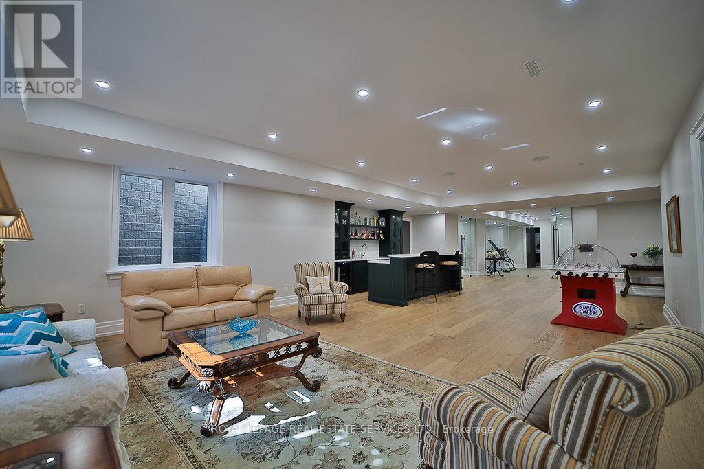 1301 Twin Oaks Dell, Mississauga, ON - Indoor Photo Showing Living Room