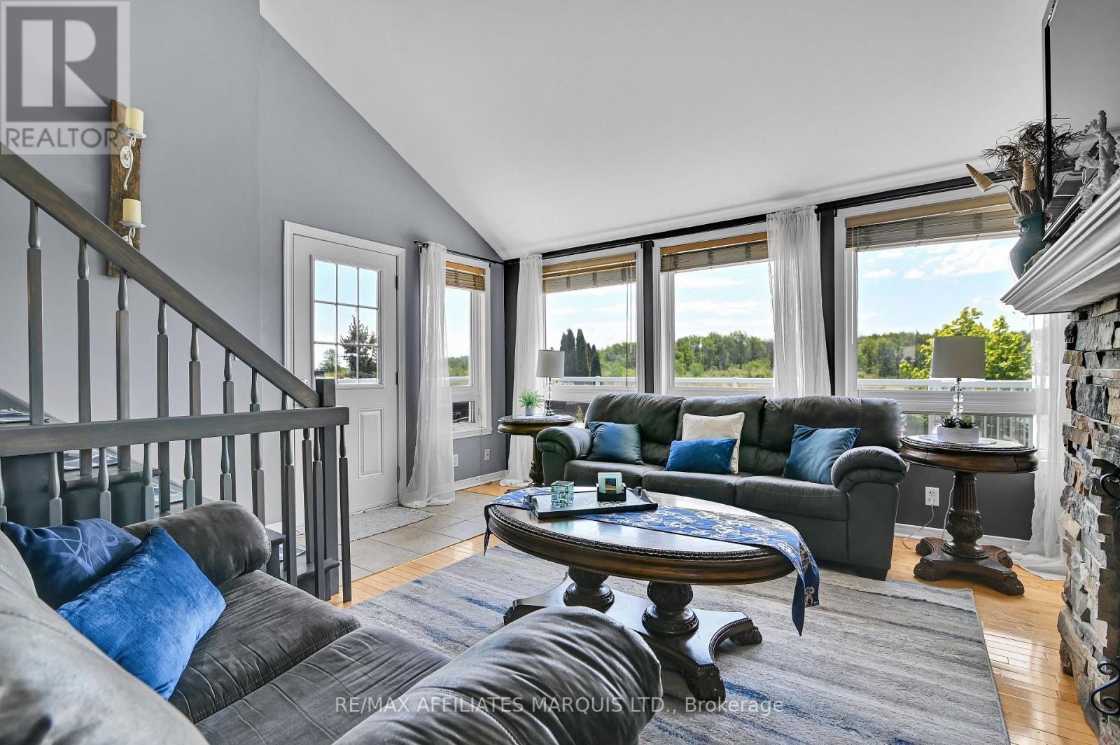 19414 Malibu Lane, South Glengarry, ON - Indoor Photo Showing Living Room