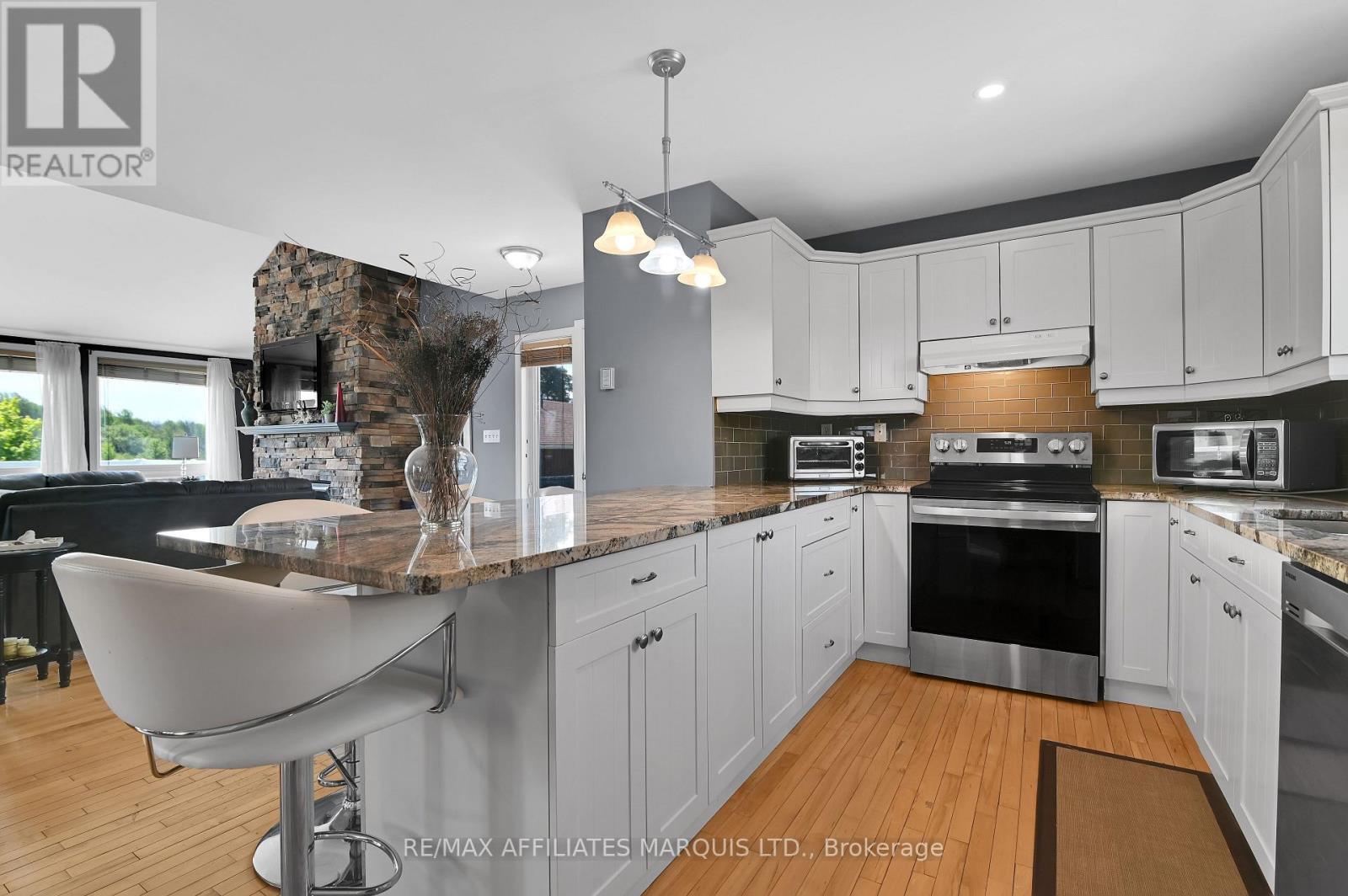 19414 Malibu Lane, South Glengarry, ON - Indoor Photo Showing Kitchen