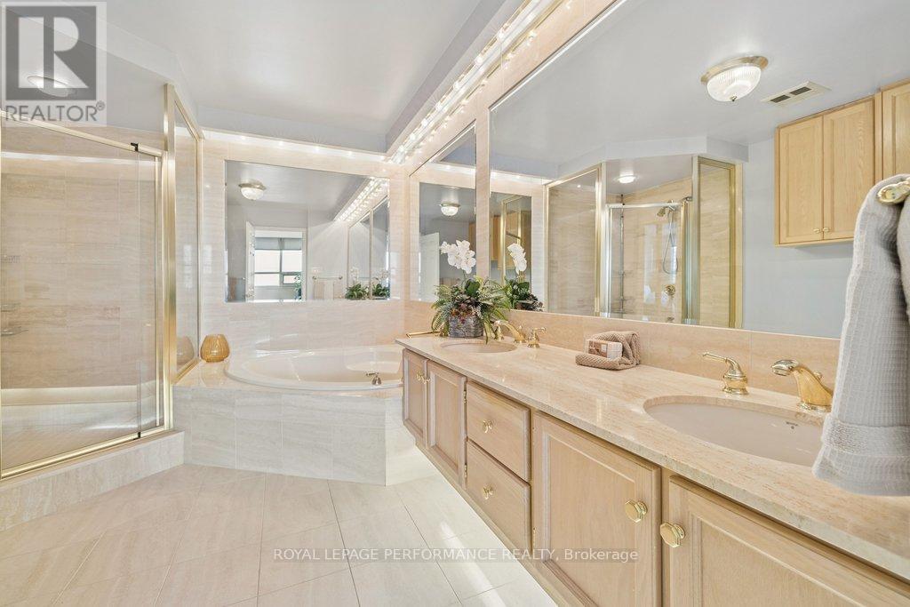 6 Piece Ensuite - 905 - 1480 Riverside Drive, Ottawa, ON - Indoor Photo Showing Bathroom