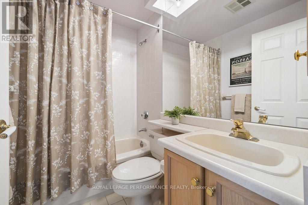 Main 4 Piece Bathroom - 905 - 1480 Riverside Drive, Ottawa, ON - Indoor Photo Showing Bathroom