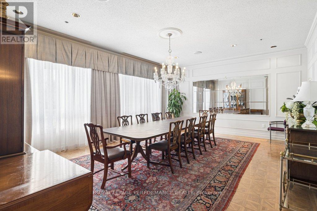 Dining area available for large parties - 905 - 1480 Riverside Drive, Ottawa, ON - Indoor Photo Showing Dining Room