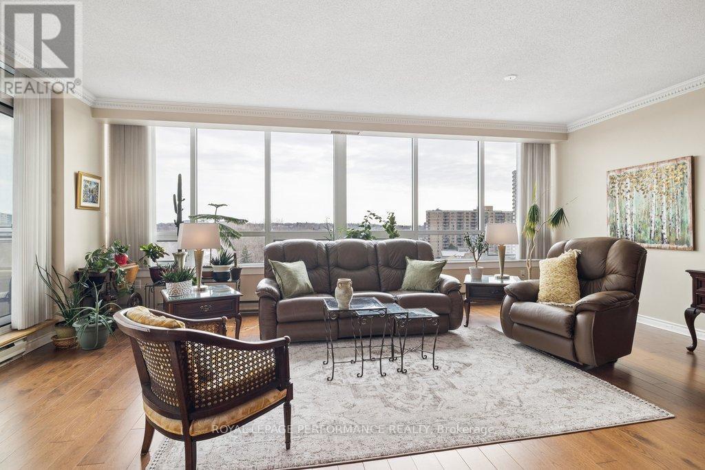 905 - 1480 Riverside Drive, Ottawa, ON - Indoor Photo Showing Living Room