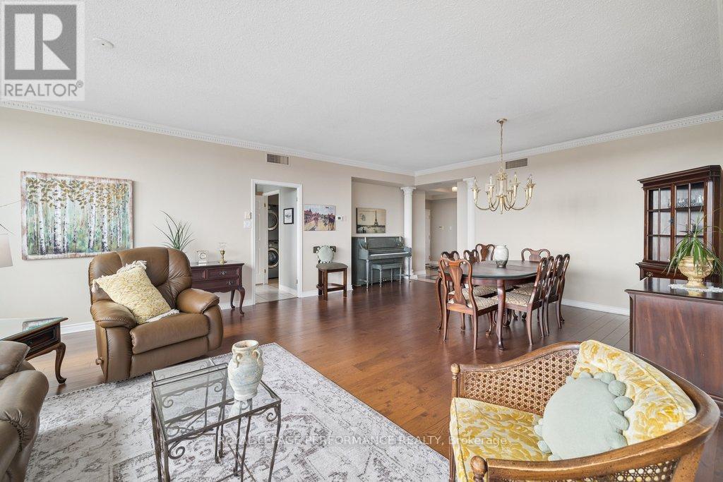 905 - 1480 Riverside Drive, Ottawa, ON - Indoor Photo Showing Living Room