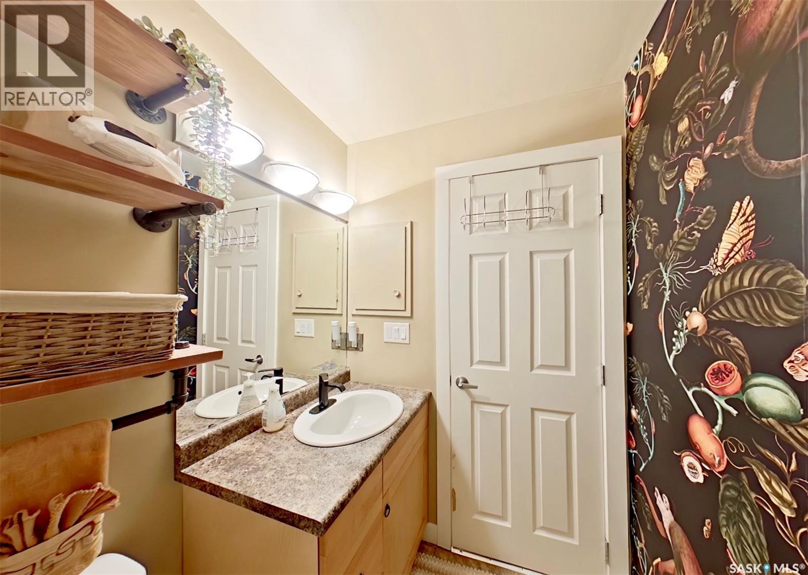 2 2358 Rae Street, Regina, SK - Indoor Photo Showing Bathroom