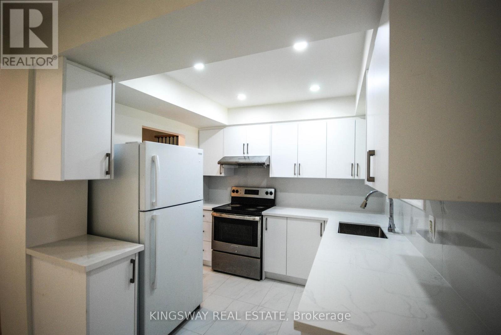 24 Archdekin Drive, Brampton, ON - Indoor Photo Showing Kitchen