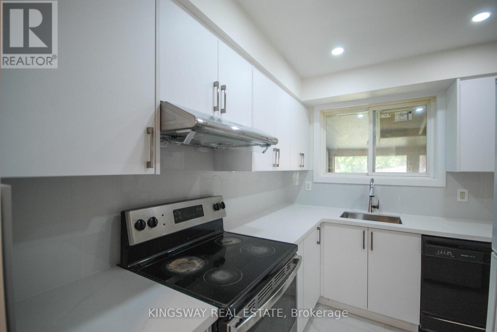 24 Archdekin Drive, Brampton, ON - Indoor Photo Showing Kitchen