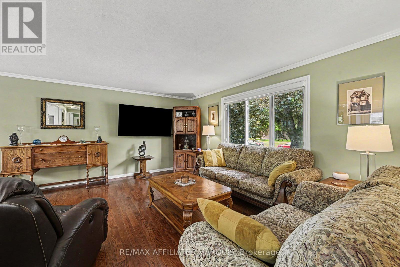 15 Pearl Street, Smiths Falls, ON - Indoor Photo Showing Living Room