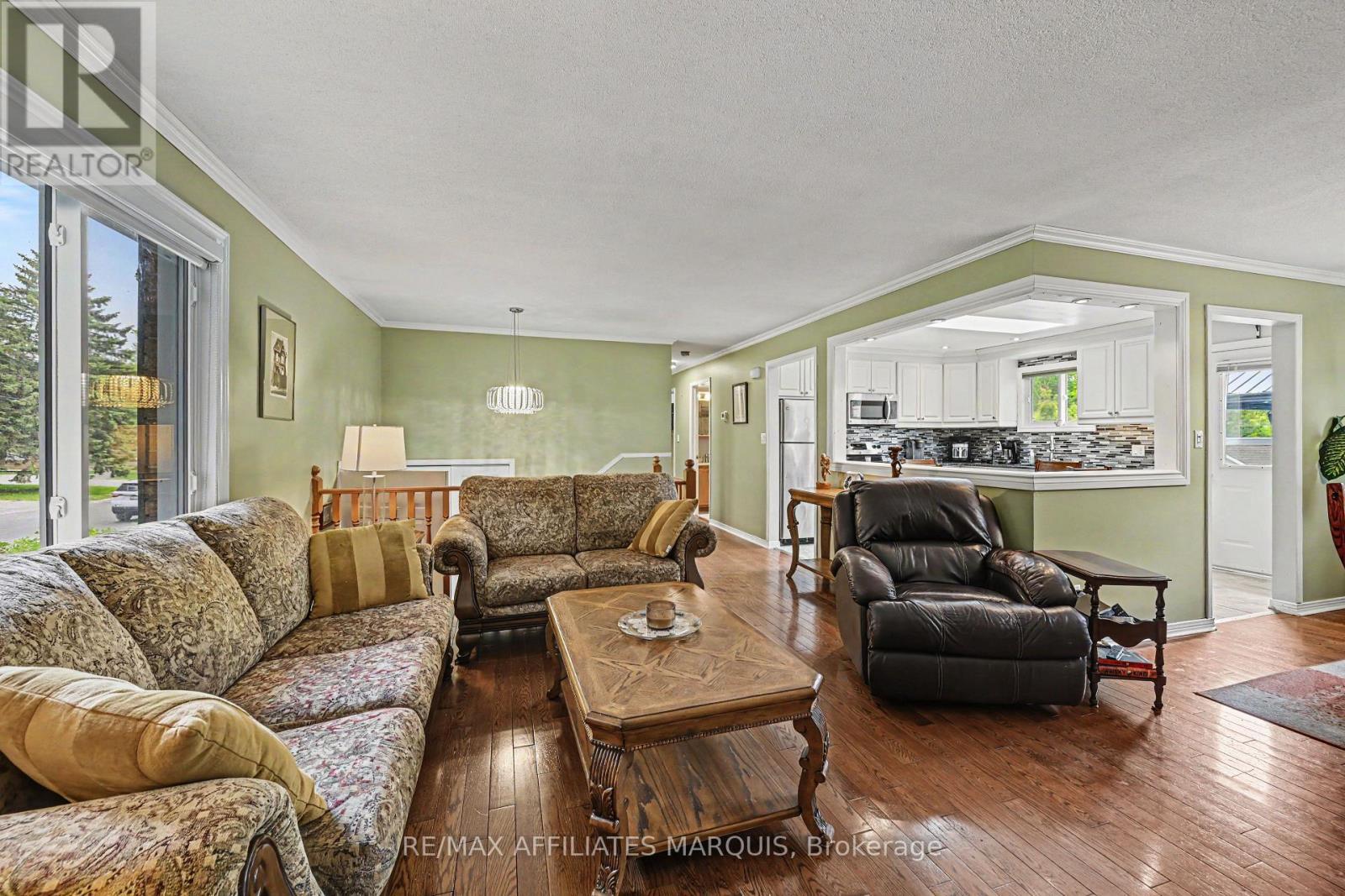 15 Pearl Street, Smiths Falls, ON - Indoor Photo Showing Living Room
