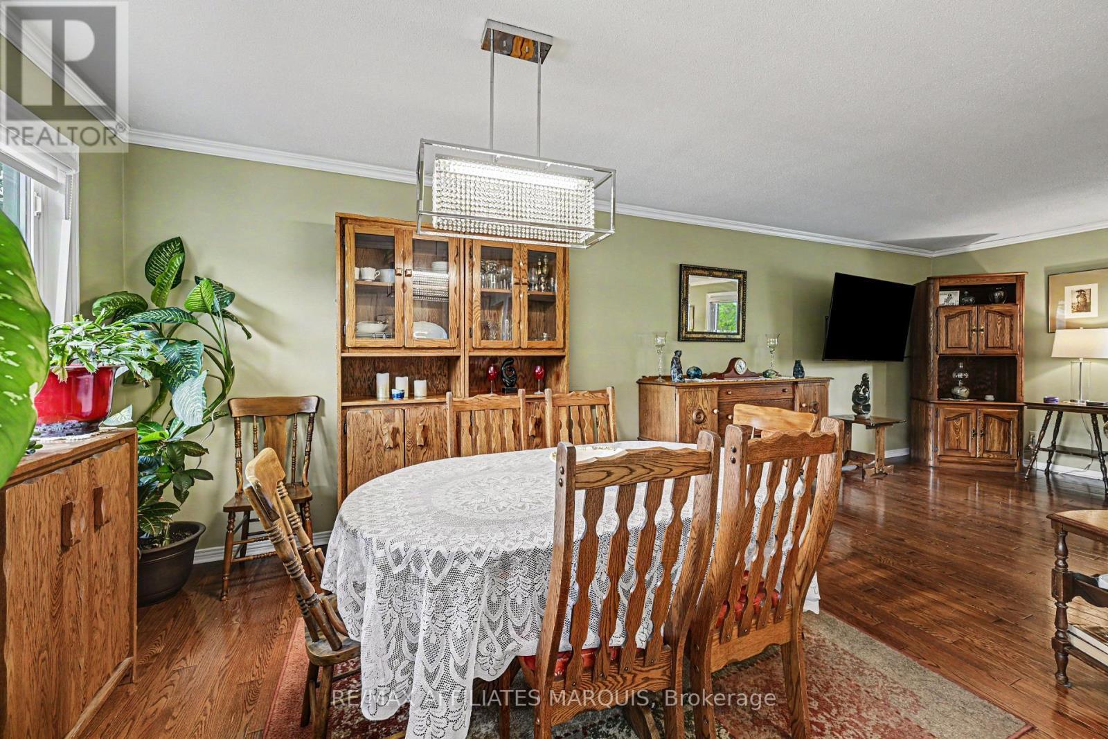 15 Pearl Street, Smiths Falls, ON - Indoor Photo Showing Dining Room