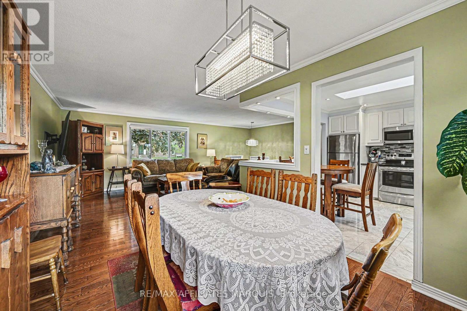 15 Pearl Street, Smiths Falls, ON - Indoor Photo Showing Dining Room