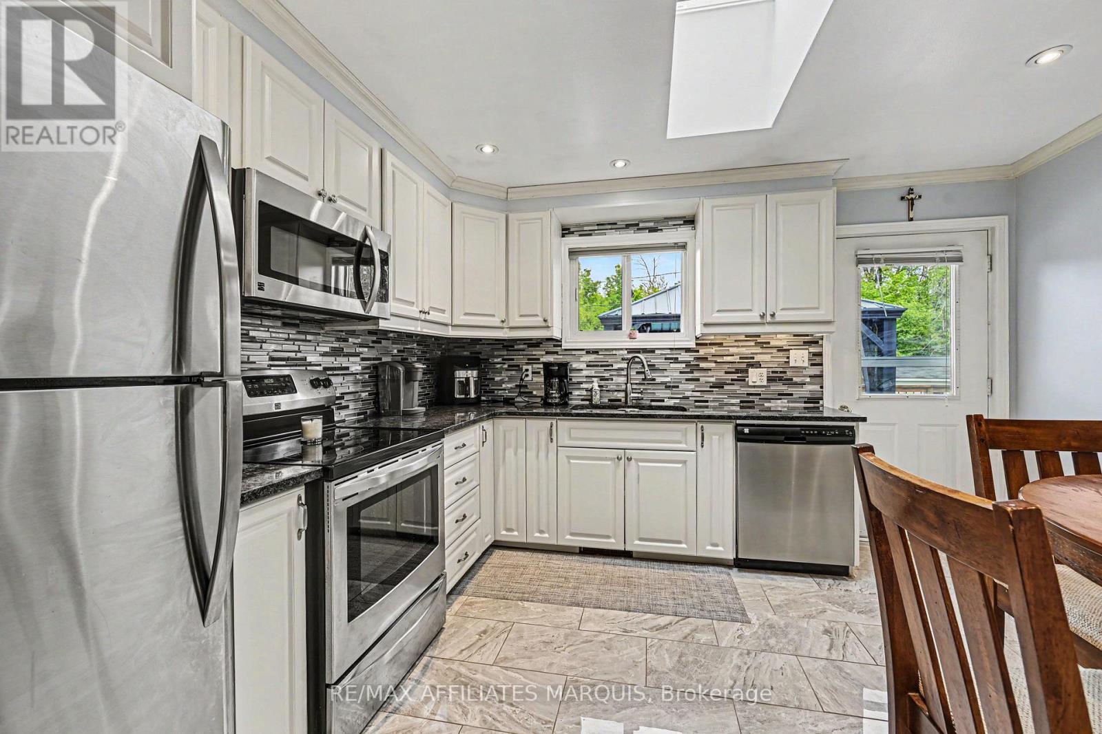 15 Pearl Street, Smiths Falls, ON - Indoor Photo Showing Kitchen With Upgraded Kitchen