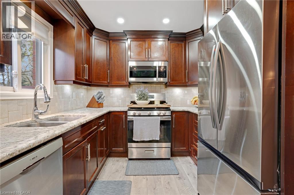 26 Telfer Court, Cambridge, ON - Indoor Photo Showing Kitchen With Double Sink With Upgraded Kitchen