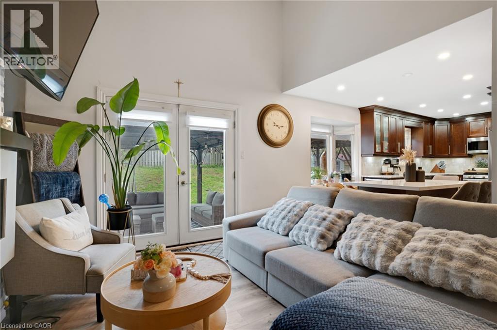 26 Telfer Court, Cambridge, ON - Indoor Photo Showing Living Room